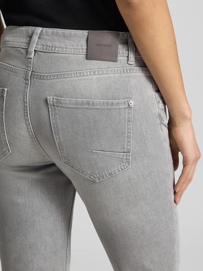 Kobieta nosi Skinny Fit Jeans im 5-Pocket-Design model 'Zack' od MOS MOSH, elastyczna mieszanka bawełny, jeansy z 5 kieszeniami, zapięcie na guzik i zamek błyskawiczny, szerokość w rozmiarze 27: 40 cm, długość wewnętrzna nogawki w rozmiarze 27: 75 cm, szare, gładka tekstura, widoczny detal tylnej kieszeni, detailaufnahme.