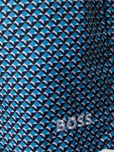 Produktfoto, Relaxed Fit Badeshorts mit Allover-Muster Modell 'CATFISH' von BOSS in Blau- und Schwarztönen, Label Patch, strukturierte Oberfläche