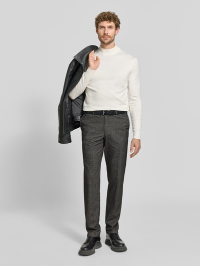 Mannelijk model draagt Regular Fit broek van katoenmix van Hiltl in donkergrijs, heren wijdte, Ganzkörperansicht von vorne.