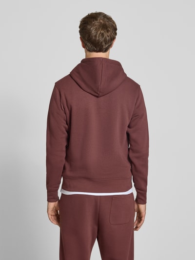 Männermodel trägt Regular Fit Hoodie aus Baumwoll-Mix Modell 'Soho' von JACK & JONES in Braun, Struktur glatt, Ganzkörperansicht Rückansicht. Kontext: Herren Hoodie von JACK & JONES, Kapuze mit Tunnelzug, Känguru-Tasche, elastische Abschlüsse, Rückenlänge bei Größe M 66 cm, Ärmellänge 65 cm.