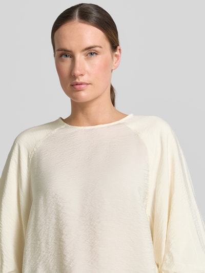 Frauenmodel trägt Regular Fit Bluse aus Viskose-Mix mit 3/4-Arm von Christian Berg Woman, cremefarben, leicht strukturierte Optik, Nahaufnahme Oberkörper. Rückenlänge bei Größe 36: 56 cm, Ärmellänge bei Größe 36: 44 cm, Rundhalsausschnitt.