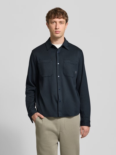 Männermodel trägt Regular Fit Freizeithemd mit Kentkragen Modell 'ADRIAN' von Blend, dunkle Farbe, elastisch, Vorderansicht, Nahaufnahme Oberkörper.