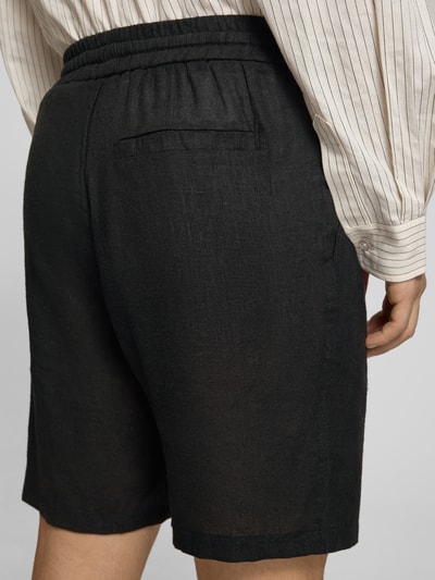 Männermodel trägt Regular Fit Shorts aus Leinen-Viskose-Mix Modell 'LAURENCE' von Only & Sons, Optik: Unifarben, Gesäßtasche, Bundabschluss: elastisch, Ganzkörperansicht Rückansicht