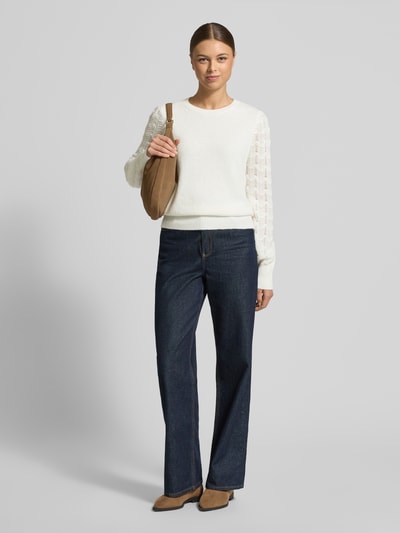 Frauenmodel trägt Regular Fit Strickpullover mit Ajour-Strick Ärmeln von Tom Tailor Denim, unifarben, Rundhals, Strukturstrick, Ganzkörperansicht von vorne.
