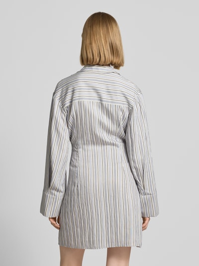 Frauenmodel trägt Hemdblusenkleid aus Viskose-Mix in Wickel-Optik von JAKE*S STUDIO WOMAN, gestreift, tailliert, Ganzkörperansicht Rückansicht.