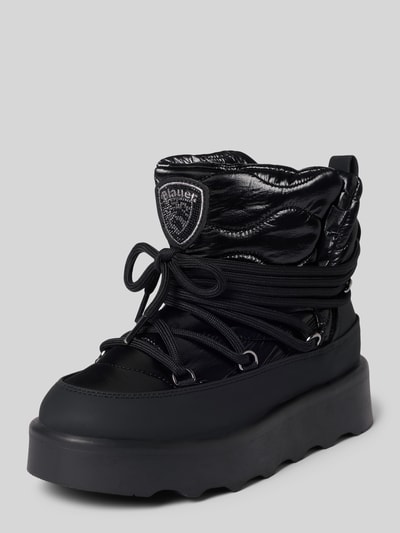 Produktfoto, glänzende schwarze Boots mit Label-Patch von Blauer USA, runde Form, strukturierte Plateausohle, Schnürverschluss, Strasssteinbesatz