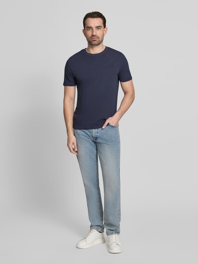 Männermodel trägt Regular Fit T-Shirt mit Rundhalsausschnitt von MCNEAL in Dunkelblau, reine Baumwolle, Ganzkörperansicht von vorne.
