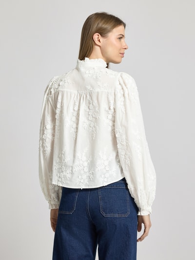 Frauenmodel trägt Regular Fit Hemdbluse mit floralem Besatz Modell 'Ruffla' von Mango aus reiner Baumwolle, Rückansicht Ganzkörperansicht.