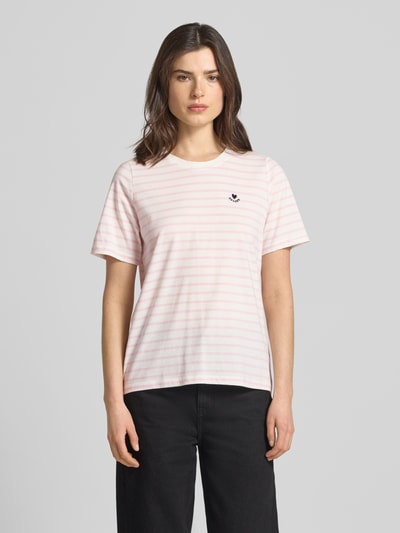 Kobiece modelka nosi damski t-shirt Regular Fit T-Shirt aus reiner Baumwolle od s.Oliver RED LABEL, efekt: jednolity kolor, wzór w paski, haftowana aplikacja, okrągły dekolt, krótki rękaw, wykończenie materiału: dżersej, materiał: czysta bawełna, widok całej sylwetki z przodu.