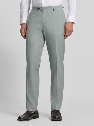 Männermodel trägt Straight Fit broek van mix van katoen en scheerwol van bugatti in lichtgroen met bandplooien, knoop- en ritssluiting, ganzkörperansicht van voren. Context: Heren broek van bugatti, elastische mix van scheerwol met katoen, straight fit, bandplooien, knoop- en ritssluiting, bandwijdte bij maat 50: 37 cm, binnenbeenlengte bij maat 50: 83 cm.