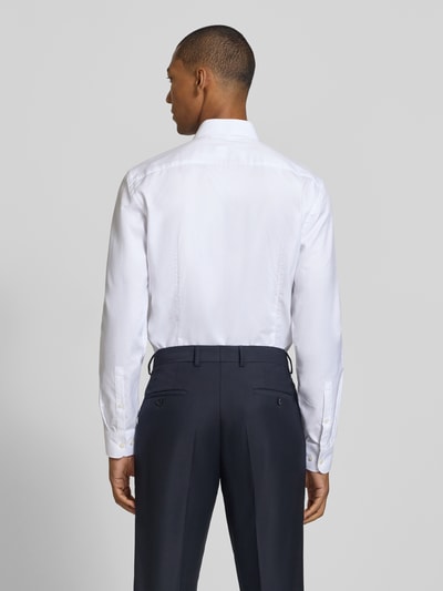 Männermodel trägt weißes Slim Fit Businesshemd mit extra langem Arm von Jake*s, glatte Textur, klassische Knopfleiste, Ganzkörperansicht Rückansicht.