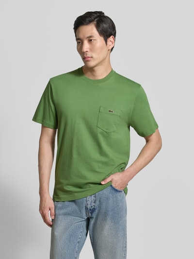 Męskimodel nosi Regular Fit T-Shirt aus reiner Baumwolle von Lacoste, efekt: jednolity kolor, wyhaftowane logo, nadruk z logo, okrągły dekolt, bawełna, Ganzkörperansicht von vorne