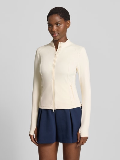 Frauenmodel trägt Jacke mit Zweiwege-Reißverschluss Modell 'Sense' von aim'n in Creme, schmal geschnitten, Stehkragen, Reißverschlusstaschen, Damen Jacke mit Stretch-Anteil, vorne zu sehen, Ganzkörperansicht von vorne.