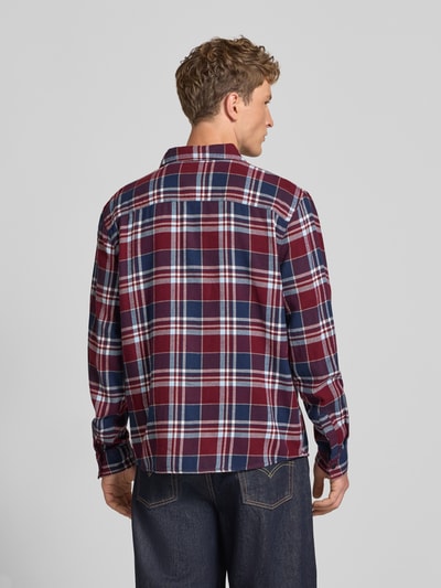 Männermodel trägt Regular Fit Freizeithemd aus Flanell mit Kentkragen von REVIEW, kariertes Muster, reine Baumwolle, Ganzkörperansicht Rückansicht.