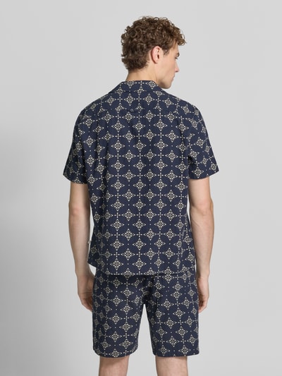 Männermodel trägt Relaxed Fit Freizeithemd aus reiner katoen van s.Oliver RED LABEL met blauw-wit patroon, Ganzkörperansicht Rückansicht.
