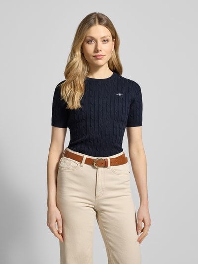 Frauenmodel trägt Strickshirt mit Zopfmuster und Label-Stitching von Gant in Dunkelblau, Baumwoll-Mix, Slim Fit, Ganzkörperansicht von vorne.