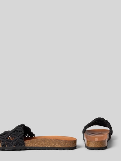 Produktfoto, schwarze Damen Sandalette in Schlupfform Modell 'RAGA KNOTS' von Verbenas, abgerundete Spitze, profilierte Sohle, 3 cm Absatz, glatte und strukturierte Materialien auf hellem Hintergrund