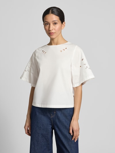 Frauenmodel trägt Regular Fit T-Shirt aus reiner Baumwolle Modell 'TARGA' von Weekend Max Mara, Optik: Unifarben, Ajour-Stickerei-Motiv, Rundhals, Ärmelform: kurze Röhrenärmel, Materialverarbeitung: Jersey, Ganzkörperansicht von vorne.