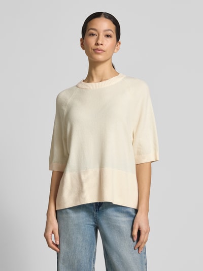 Frauenmodel trägt Strickpullover mit 1/2-Arm von Comma aus Baumwoll-Mix mit Stretch-Anteil, Relaxed-Fit, Rundhalsausschnitt, Ganzkörperansicht von vorne.