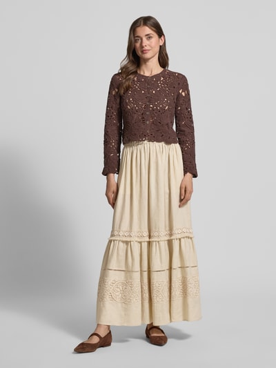 Frauenmodel trägt Ausgestellter Maxi-Rock aus reinem Leinen Modell 'PALLORE' von Weekend Max Mara in Beige mit Spitzenapplikation, unifarben, Regular Fit, seitliche Eingrifftaschen, gerade Saum, Ganzkörperansicht von vorne.