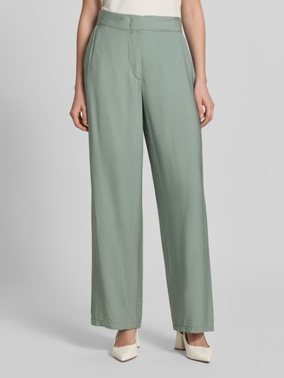 Frauenmodel trägt Wide Fit Chino aus Viskose-Mix mit Gesäßtaschen von Betty Barclay, sanftes Grün, Bundweite 36 cm, Innenbeinlänge 80 cm, Ganzkörperansicht von vorne.