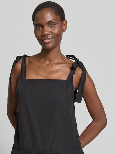 Kobiece modelka nosi kombinezon Loose Fit Jumpsuit aus reiner Baumwolle Modell 'AGGUATI' od Weekend Max Mara, efekt: jednolity kolor, krój w kształcie litery a, wysokie zapięcie, zapięcie: ukryty zamek błyskawiczny, wiązanie na szyi, wpuszczane kieszenie, materiał: czysta bawełna, Nahaufnahme górnej części ciała.