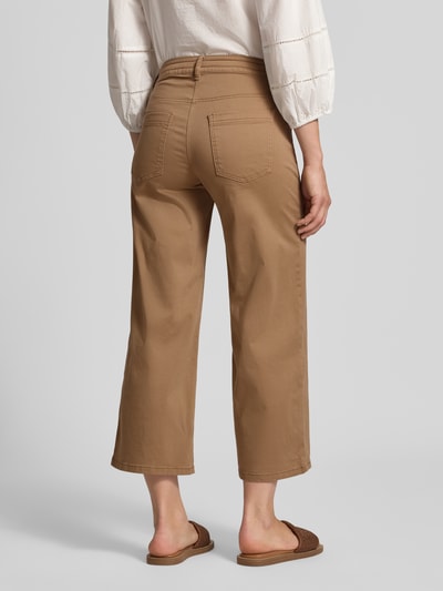 Frauenmodel trägt Cropped Fit Culotte aus Baumwoll-Mix 'TTCulotte' von Tom Tailor in Hellbraun mit glatter Struktur, Ganzkörperansicht Rückansicht, Damen Culotte von Tom Tailor.