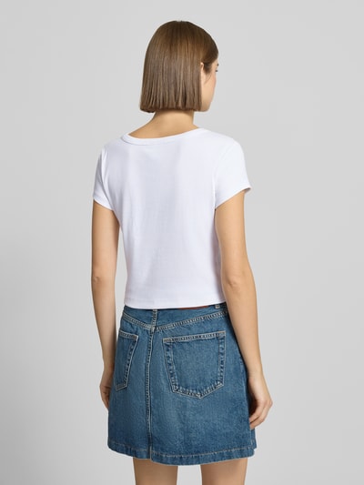 Kobiece modelka nosi Cropped T-Shirt mit Label-Detail od Calvin Klein Jeans, biały kolor, bawełna z elastanem, widok całej sylwetki od tyłu.