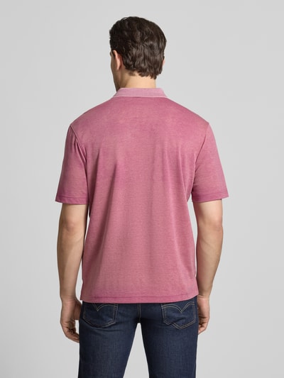 Männermodel trägt Regular Fit Poloshirt mit Brusttasche von Christian Berg Men, Baumwoll-Mix, Polokragen, Knopfleiste, Ganzkörperansicht Rückansicht.