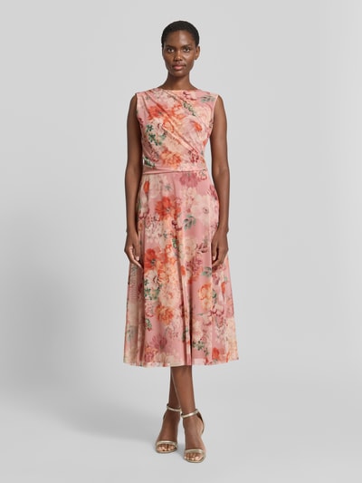 Vrouwenmodel draagt 'Cocktailkleid mit Rundhalsausschnitt und Drapierungen' van Swing, materiaalmix met stretch, a-lijn midi-jurk, roze met bloemenprint, ronde hals en drapering, ruglengte 120 cm, mouwlengte 35 cm, voorkant volledige lichaamsopname.