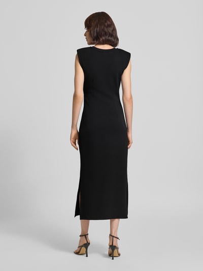 Frauenmodel trägt Midikleid mit Rundhalsausschnitt Modell 'PINA' von YAS aus schwarzem Baumwoll-Mix mit Stretch, figurbetonter Schnitt, seitliche Raffungen, glatte Textur, Ganzkörperansicht Rückansicht.