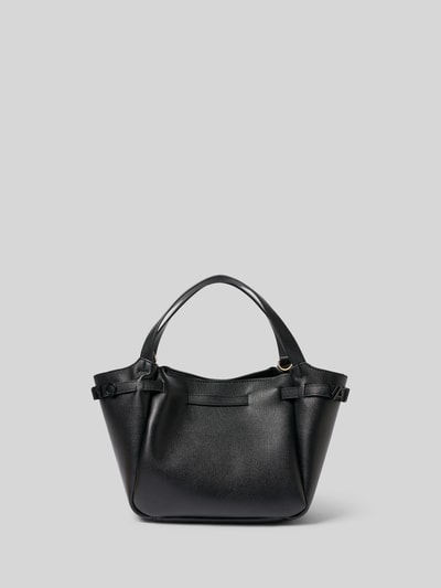 Produktfoto, schwarze Handtasche mit Label-Detail Modell 'MEDEA' von VALENTINO BAGS, strukturierte Oberfläche, Tragegriffe, Schultergurt, Hauptfach mit Druckknopfverschluss, Reißverschlussfach und zusätzlicher Reißverschlusstasche innen, Breite 37 cm, Länge 23 cm, Tiefe 13 cm, Länge Schulterriemen 35 cm.