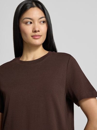 Vrouwenmodel draagt Regular Fit t-shirt uit puur katoen van s.Oliver RED LABEL in effen donkerbruin, textuur glad, close-up bovenlichaam.