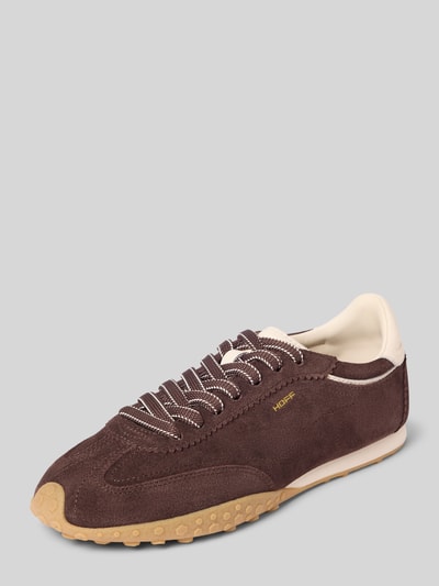 Produktfoto, Sneaker aus echtem Leder mit Logo-Detail Modell 'Bridge' von HOFF in Dunkelbraun mit Schnürverschluss, heller Sohle, strukturierter Oberfläche, Damen Sneaker, abgerundete Form, Profilsohle, Absatzhöhe 1 cm, Schafthöhe 8 cm, Schaftweite 9 cm