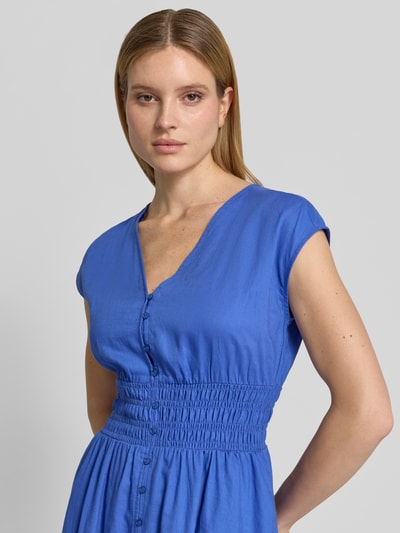 Kobieta nosi Knielanges Kleid aus Leinen-Mix mit Knopfleiste od Christian Berg Woman Selection, niebieski, z wiskozy, krój taliowany, długość do kolan, dekolt V, krótkie rękawy, guziki, smokowane detale, długość tyłu w rozmiarze 36: 44 cm, szerokość w rozmiarze 36: 44 cm, zbliżenie górnej części ciała.