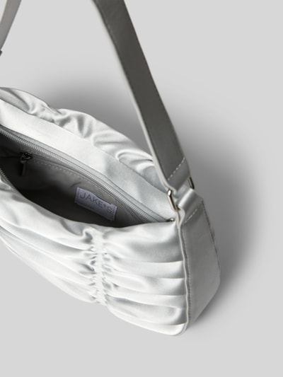 Produktfoto, Schultertasche mit Raffungen von Jake*s Cocktail aus silbergrauem Satin, sichtbares Hauptfach mit Reißverschluss, Detailaufnahme