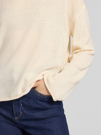Vrouwenmodel draagt Relaxed Fit Strickpullover mit U-Boot-Ausschnitt van Tom Tailor Denim, unikleurig fijngebreid, lange mouw, rolzoom, detailopname romp