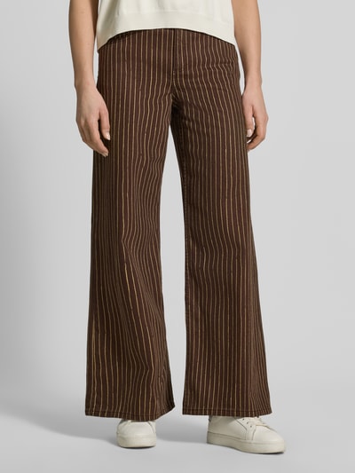 Frauenmodel trägt Straight Fit Jeans im 5-Pocket-Design Modell 'Florchi' von Mango aus Reine Baumwolle, braun mit feinem Streifenmuster, Knopf- und Reißverschluss, Bundweite bei Größe 36: 39 cm, Innenbeinlänge bei Größe 36: 80 cm, Ganzkörperansicht von vorne.
