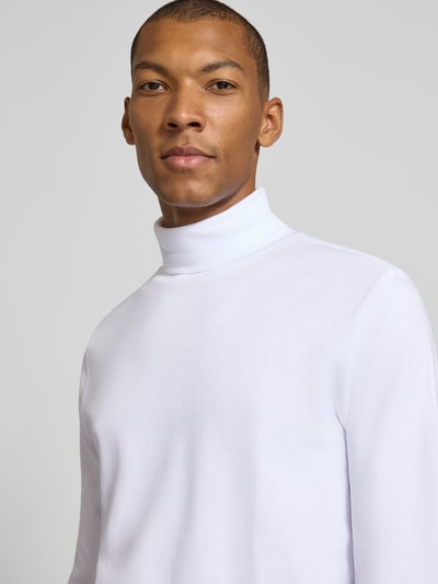 Männermodel trägt Regular Fit Longsleeve aus reiner Baumwolle mit Rollkragen von Christian Berg Men in Weiß, glatte Textur, Nahaufnahme Oberkörper. Rückenlänge bei Größe M 70 cm, elastische Abschlüsse.