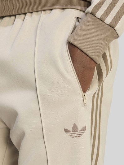 adidas Originals Slim Fit spodnie dresowe z mieszanki bawełny z kantami Piaskowy 3