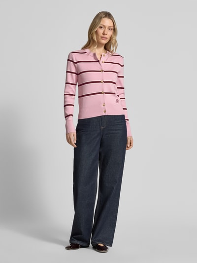 Kobiece model nosi Regular Fit Strickjacke aus reiner Baumwolle od Tommy Hilfiger, efekt: wzór w paski, krój regular fit, listwa guzikowa, wyhaftowane logo, okrągły dekolt, długi rękaw, prążkowane zakończenia, drobny splot, bawełna, widok całej sylwetki z przodu