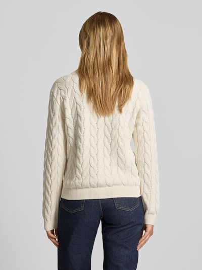 Frauenmodel trägt Strickpullover mit Zopfmuster Modell 'DARIELLA' von NOISY MAY®, Baumwoll-Mix, gerade Form, Ganzkörperansicht Rückansicht.