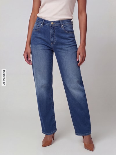 Vrouwenmodel draagt Loose Fit Barrel Jeans uit mix van katoen en modal model 'DANNI' van MAC, dames jeans, geheel van voren, KI-gemodificeerd beeld