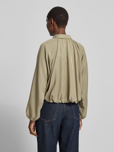 Frauenmodel trägt Jacke aus Lyocell mit Reißverschluss Modell 'Jabana' von OPUS in Relaxed-Fit, Umlegekragen, Rückenansicht, weiche Textur, cremefarbener Ton, Damen Jacke Rückenlänge 55 cm, Schulterbreite 52 cm, Brustweite 55 cm, Ärmellänge 52 cm. Ganzkörperansicht Rückansicht.