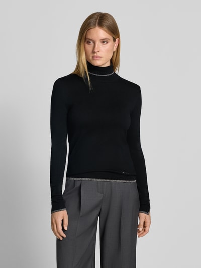 Frauenmodel trägt Slim Fit Longsleeve aus Viskose-Mix Modell 'MAGLIA CHIUSA' von Liu Jo White in Schwarz mit Stehkragen, Logo-Detail, Ganzkörperansicht von vorne.