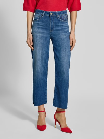 Vrouwenmodel draagt Jeans in verkorte pasvorm Modell 'KIRA 6/8' van Raffaello Rossi, katoenmix met stretch, siersteentjes, franjes, vooraanzicht, detail uit context: taillewijdte 39 cm, binnenbeenlengte 65 cm bij maat 36.