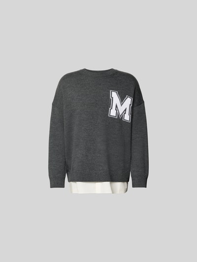 Produktfoto, Oversized Pullover aus Woll-Mix von MM6 Maison Margiela in Dunkelgrau mit Strick-Optik, Logo-Stitching und Rundhalsausschnitt, Rückenlänge 80 cm in Größe M.