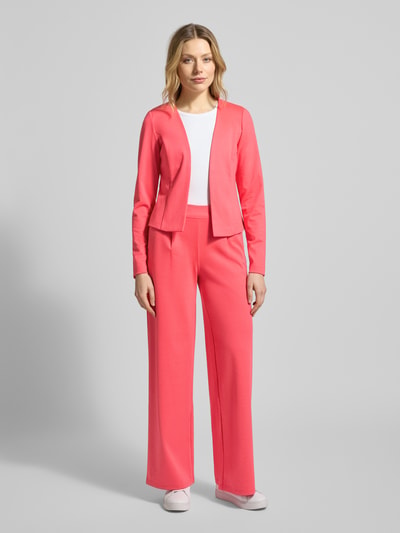 Frauenmodel trägt Slim Fit Blazer in offener Passform Modell 'KATE' von ICHI in kräftigem Pink, Material-Mix mit Viskose-Anteil, Ganzkörperansicht von vorne. Rückenlänge bei Größe S: 50 cm, Brustweite: 40 cm, Ärmellänge: 63 cm.