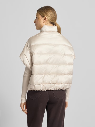 Vrouwenmodel draagt Steppweste met Stehkragen van Milano Italy in relaxed fit met opstaande kraag, steekzakken, ritssluiting, ruglengte 55 cm, schouderbreedte 53 cm, borstwijdte 59 cm, Ganzkörperansicht Rückansicht.