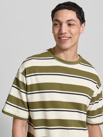 Męski t-shirt z wzorem w paski, krój regular fit, okrągły dekolt, bawełna, Model 'KYRAN' od Blend, długość tyłu w rozmiarze M: 26 cm, zbliżenie na górną część ciała